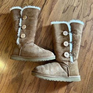 Womens 3 button UGGs
